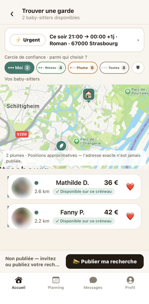 Recherche de baby-sitters sur la carte dans l'app Plume